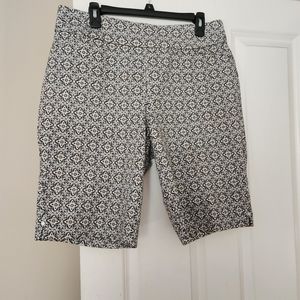 Bermuda pull on stretchy shorts